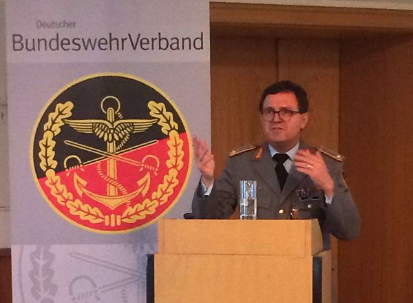 Brigadegeneral Hans-Georg Klein, Geschäftsführender General beim Bundesamt für das Personalmanagement der Bundeswehr (BAPersBw), unterstreicht die Wichtigkeit der Personalinformation „in die Fläche“. Foto: DBwV/R. Sippmamm