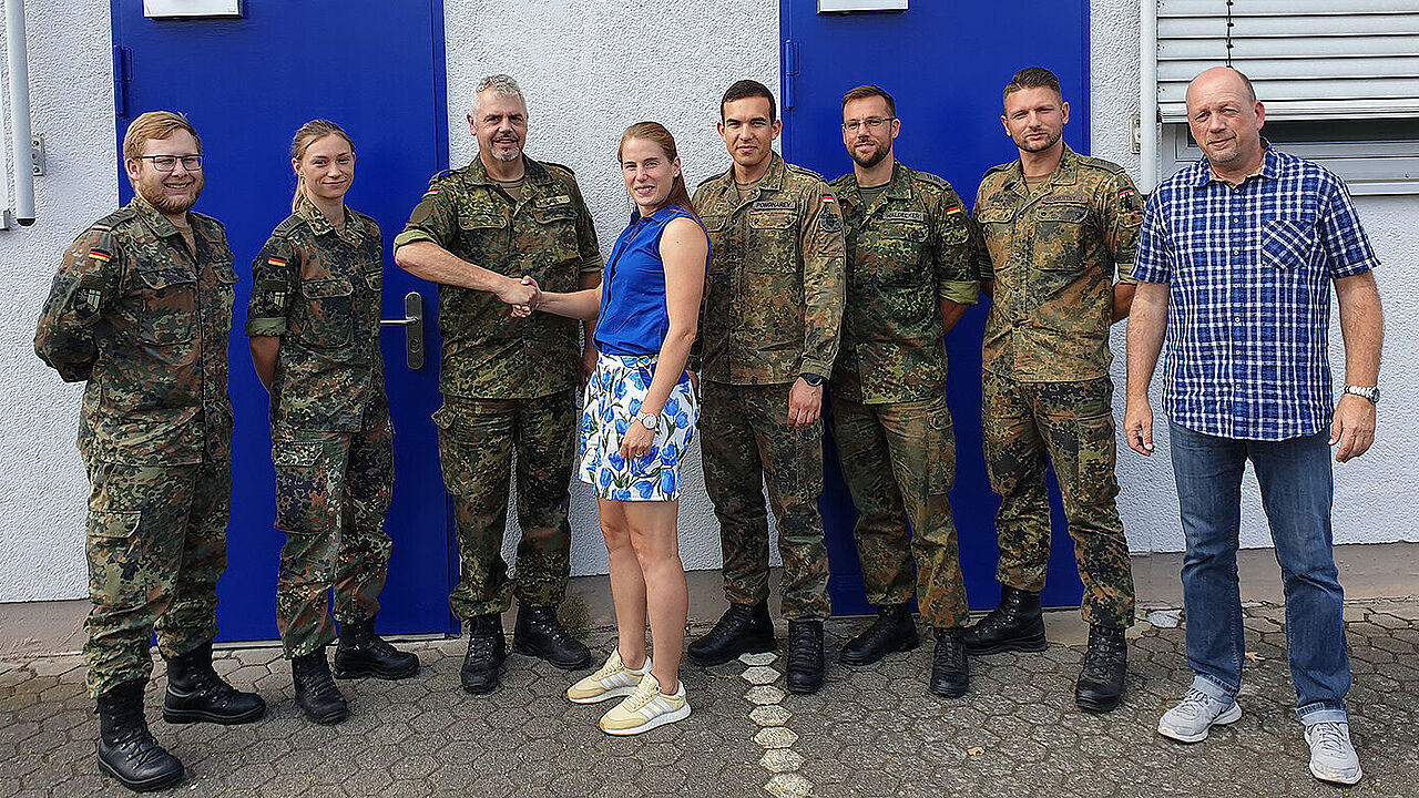 Sarah Meinerz übergab den TruKa-Vorsitz an Hauptmann Norbert Laux. Foto: TruKa FSK