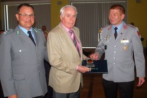 v.l.: Andreas Brandes mit dem Jubilar Hans-Jürgen Dröscher und dem Bezirksvorsitzenden Gerd Dombrowski. Foto: DBwV