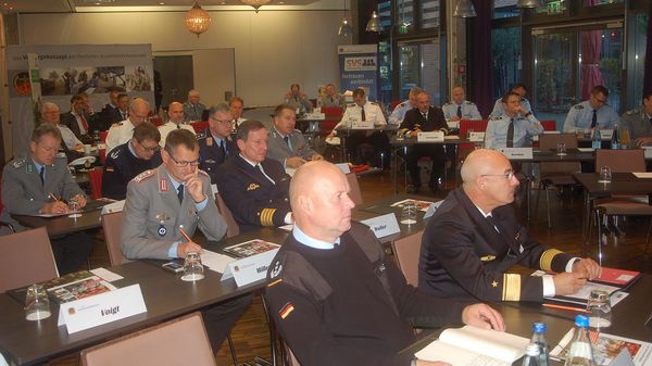 Ranghöchster Teilnehmer war Flottillenadmiral Lars Holm, Kommandeur des Marineunterstützungskommandos Wilhelmshaven (vorne rechts). Foto: DBwV/Fritsch