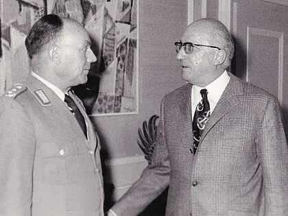 Oberstleutnant Heinz Glutsch (l.) im Gespräch mit dem damaligen NRW-Ministerpräsidenten Heinz Kühn (SPD). Foto: DBwV/Archiv