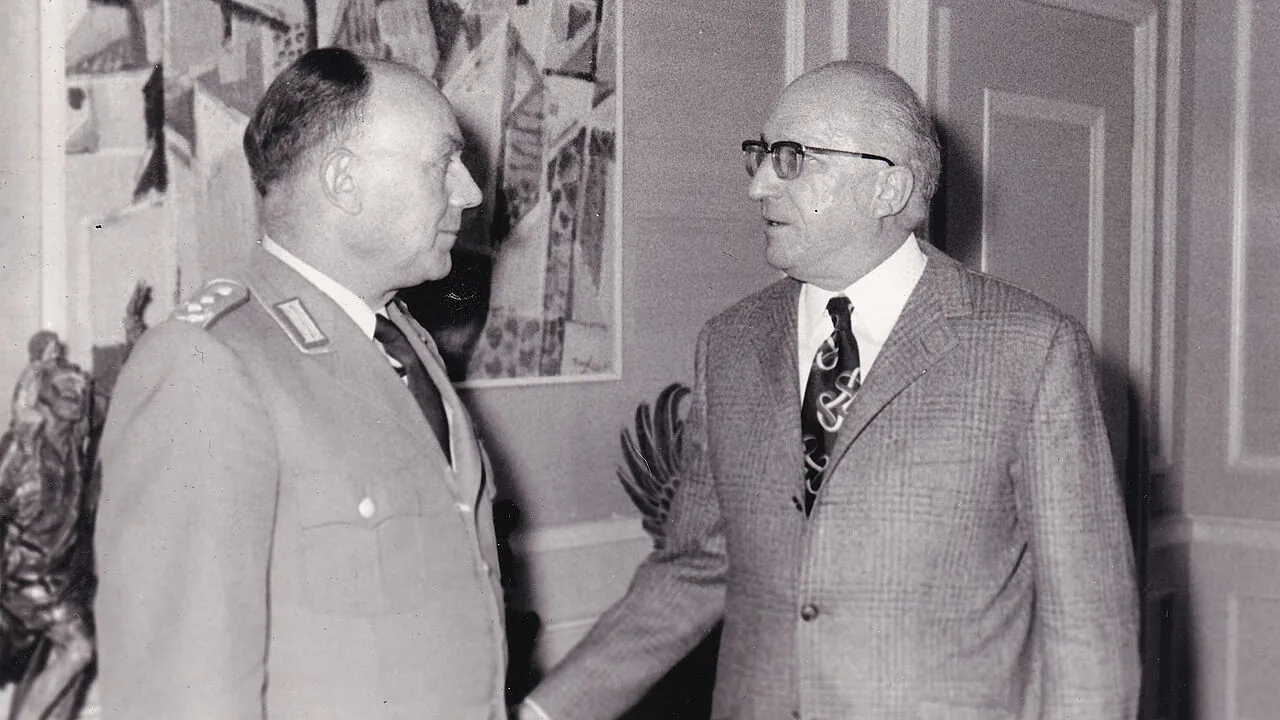 Oberstleutnant Heinz Glutsch (l.) im Gespräch mit dem damaligen NRW-Ministerpräsidenten Heinz Kühn (SPD). Foto: DBwV/Archiv