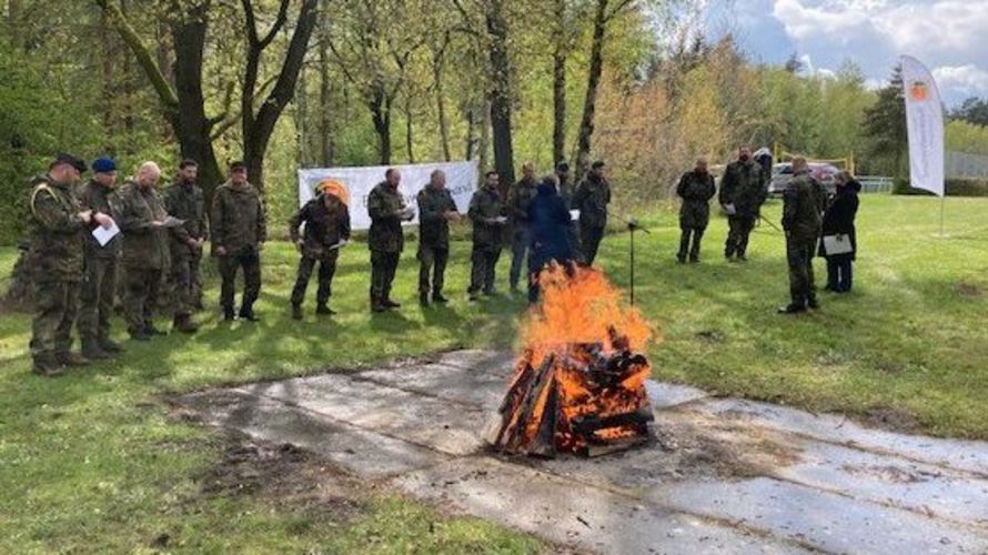 Trotz des etwas kühleren Wetters waren auch in diesem Jahr wieder zahlreiche Angehörige der Dienststellen der Ernst-Moritz-Arndt-Kaserne der Einladung zum Osterfeuer am Birkenkreuz gefolgt. Foto: Walter Trump