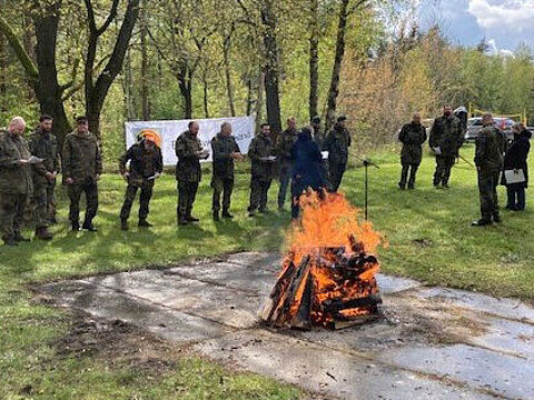 Trotz des etwas kühleren Wetters waren auch in diesem Jahr wieder zahlreiche Angehörige der Dienststellen der Ernst-Moritz-Arndt-Kaserne der Einladung zum Osterfeuer am Birkenkreuz gefolgt. Foto: Walter Trump
