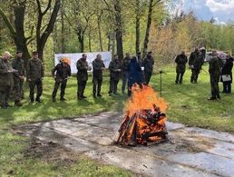 Trotz des etwas kühleren Wetters waren auch in diesem Jahr wieder zahlreiche Angehörige der Dienststellen der Ernst-Moritz-Arndt-Kaserne der Einladung zum Osterfeuer am Birkenkreuz gefolgt. Foto: Walter Trump