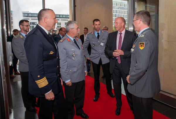 Oberstleutnant André Wüstner begrüßt Vizeadmiral Carsten Stawitzki, Abteilungsleiter Ausrüstung im BMVg, den Inspekteur des Heeres, Generalleutnant Jörg Vollmer, und Generalmajor a.D. Walter Spindler. Foto: DBwV/Yann Bombeke