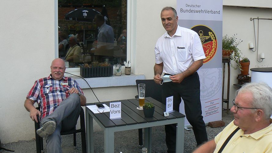 u Gast bei den Ehemaligen in Düren: Jürgen Görlich, 1. Stellvertreter des DBwV Bundesvorsitzenden (r.) und Bezirksvorsitzender Michael Grothe (l.) Foto:  Ralph-Dietrich Müller