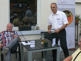 u Gast bei den Ehemaligen in Düren: Jürgen Görlich, 1. Stellvertreter des DBwV Bundesvorsitzenden (r.) und Bezirksvorsitzender Michael Grothe (l.) Foto:  Ralph-Dietrich Müller