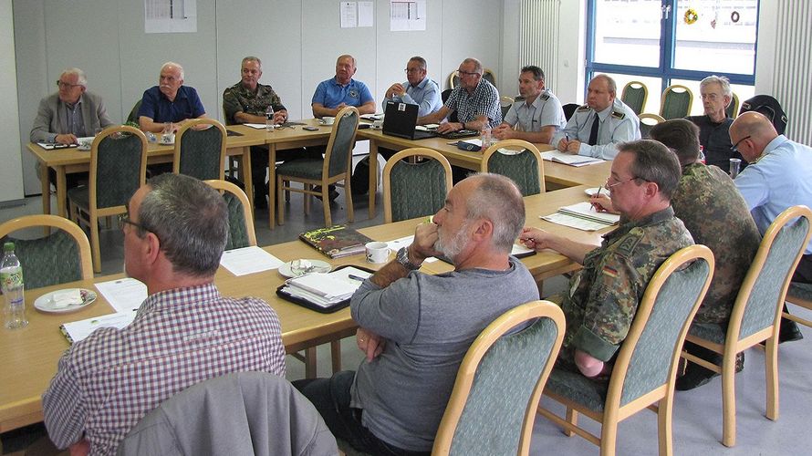 Informationsaustausch mit den Mandatsträgern im Bezirk 8 "Rheinland" (Foto: Hauptmann Gerald Arleth)