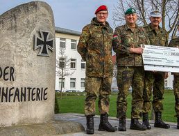 Mit dem symbolischen Scheck: Hauptmann Oliver Hartmann (v. l.), Oberstabsfeldwebel Peter Schmid, Brigadegeneral Michael Matz und Stabsfeldwebel René Berthold. Foto: Jennifer Quehl