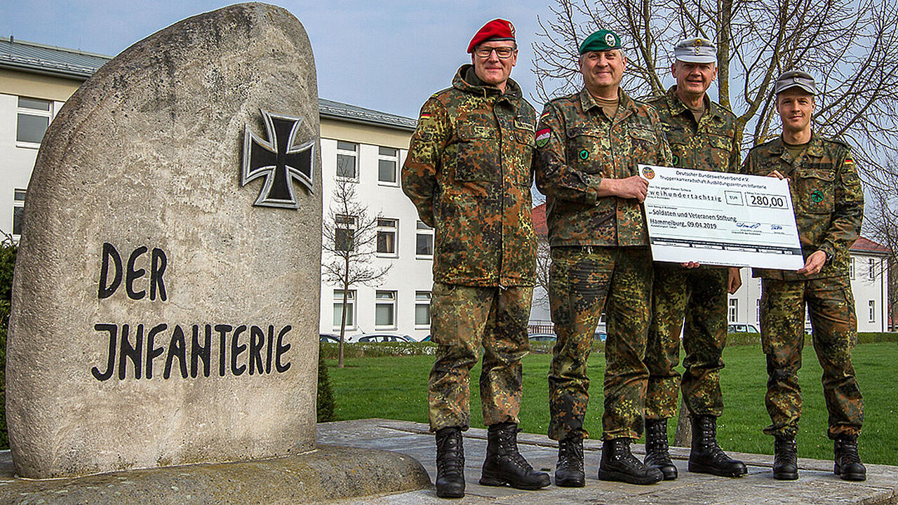 Mit dem symbolischen Scheck: Hauptmann Oliver Hartmann (v. l.), Oberstabsfeldwebel Peter Schmid, Brigadegeneral Michael Matz und Stabsfeldwebel René Berthold. Foto: Jennifer Quehl
