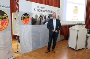 Oberstabsfeldwebel Andreas Voigt bei der Begrüßung Foto: DBwV/kuh