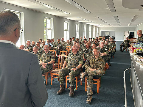 Auf großes Interesse stießen die Ausführungen von Sebastian Lohmüller zum Artikelgesetz Zeitenwende. Foto: Carsten Zilesch