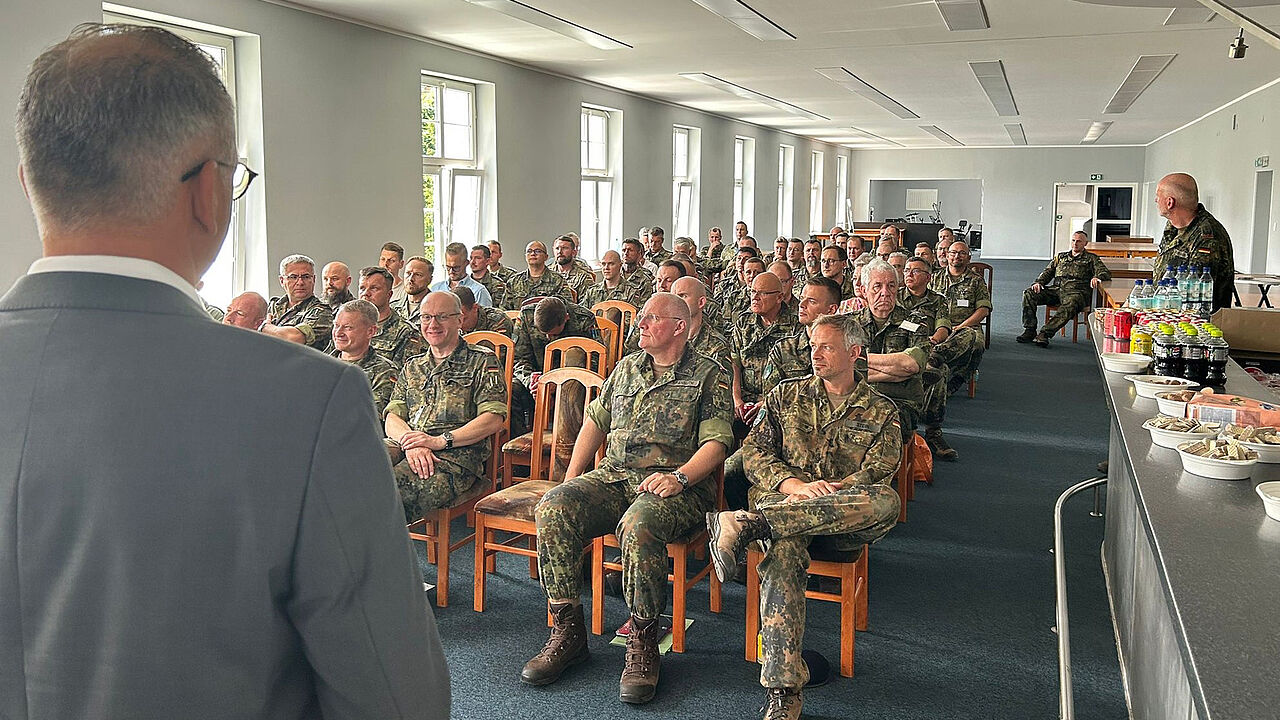 Auf großes Interesse stießen die Ausführungen von Sebastian Lohmüller zum Artikelgesetz Zeitenwende. Foto: Carsten Zilesch