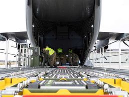 Zwei A400M der Luftwaffe werden am Samstag die Komponenten einer Sauerstofferzeugungsanlage nach Indien transportieren. Foto: Bundeswehr / Dennis Wrobel