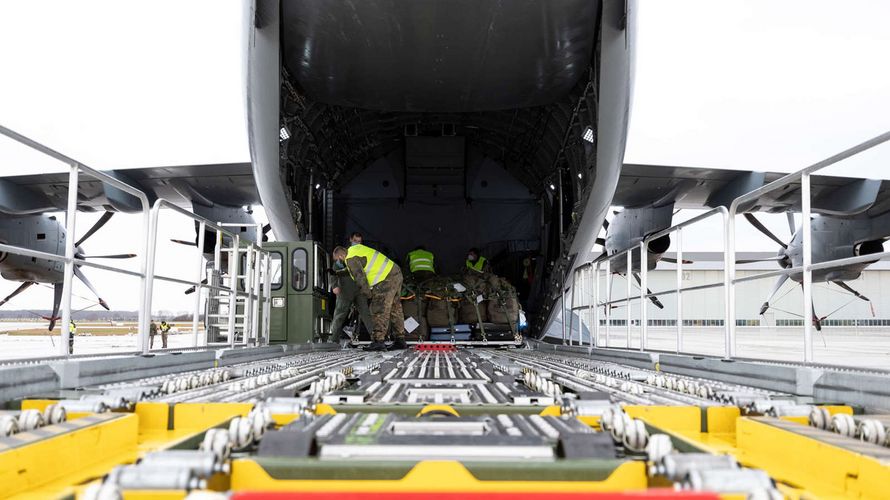 Zwei A400M der Luftwaffe werden am Samstag die Komponenten einer Sauerstofferzeugungsanlage nach Indien transportieren. Foto: Bundeswehr / Dennis Wrobel