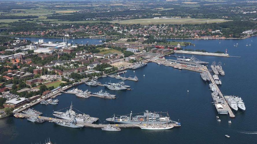 Der Marinestützpunkt Kiel während der Kieler Woche im vergangenen Jahr. Foto: Bundeswehr/Björn Wilke