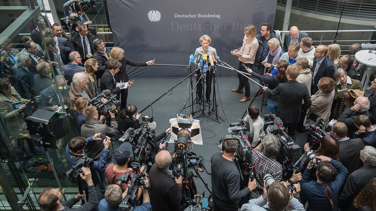 In Erklärungsnot: Ministerin Ursula von der Leyen stand dem Verteidigungsausschuss des Bundestages Rede und Antwort Foto: dpa