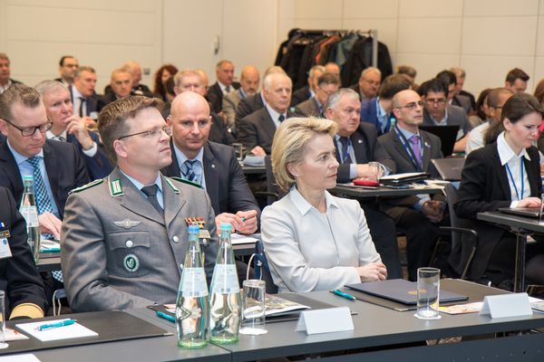 Kooperatives Miteinander: Ursula von der Leyen und André Wüstner bei der Sitzung von Euromil in Berlin Foto: DBwV/mkl