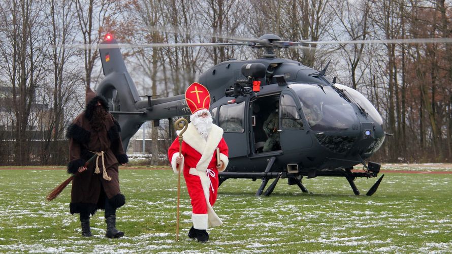 Standesgemäß fliegt der Nikolaus normalerweise beim HSG 64 mit einem Hubschrauber zur Geschenkeübergabe ein. Archivbild: DBwV/TruKa Laupheim