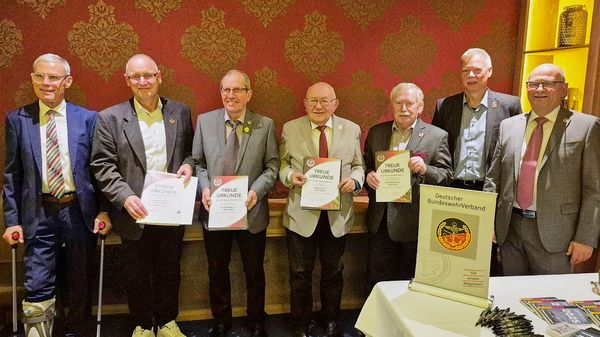 Vorsitzender Armin Rother mit den geehrten Mitgliedern Klaus Peter Gerstenberg, Eugen Attinger, Horst Schewe, Günter Ortolf, Heiko Schmidt und Wolfgang Mika (v.l.). Foto: C. Rother und R. Wolpert