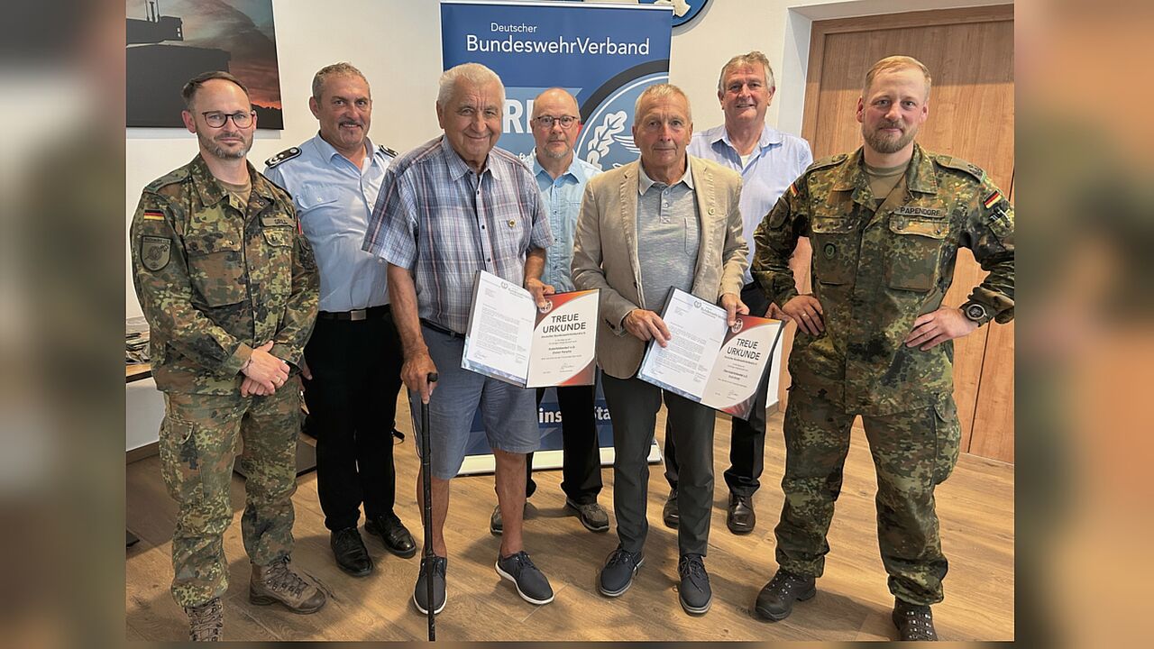 Die Kameradschaft ERH Regen feierte ihr 30-jähriges Bestehen mit Gästen aus Politik, Bundeswehr und Landesverband Süddeutschland und würdigt zwei Mitglieder für 50 Jahre Treue zum DBwV. Foto: KERH Regen, M. Hauf