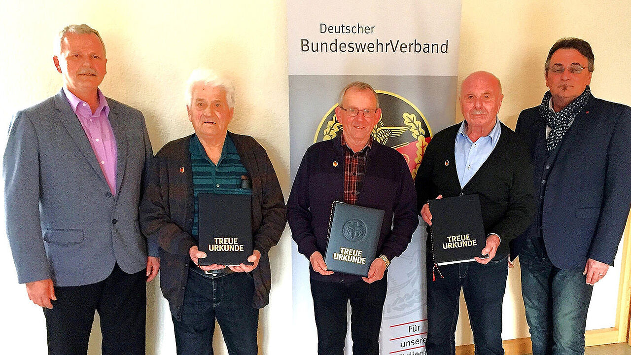 Der Vorsitzende Peter Schierle mit den geehrten Kameraden und dem Bezirksvorsitzenden Franz Jung (v.l.). Foto: DBwV