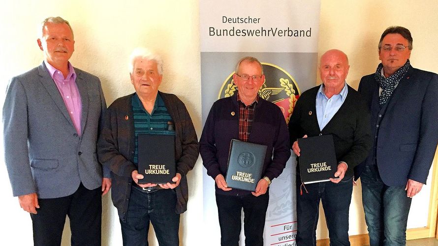Der Vorsitzende Peter Schierle mit den geehrten Kameraden und dem Bezirksvorsitzenden Franz Jung (v.l.). Foto: DBwV