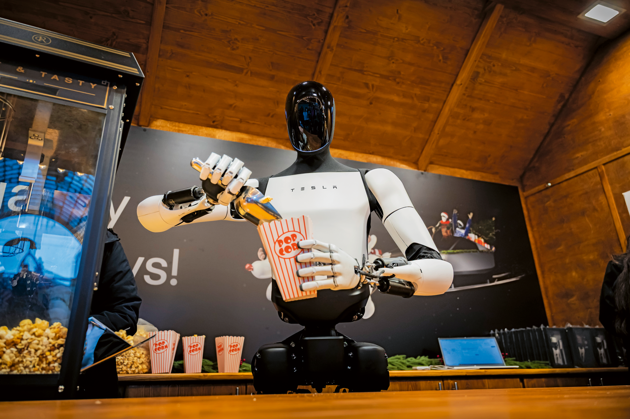 Könnten humanoide Roboter auch in Kriegsszenarien eingesetzt werden? Der Roboter „Optimus“ verteilt Popcorn auf einem Berliner Weihnachtsmarkt. Foto: Picture-Alliance/dpa/Christoph Soeder
