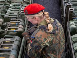 Die korrekte Anrede für diese Soldatin wird weiterhin "Frau Oberleutnant" lauten. Die gegenderten Dienstgrade wird es zumindest in absehbarer Zeit nicht geben. Foto: picture alliance/dpa | Mohssen Assanimoghaddam