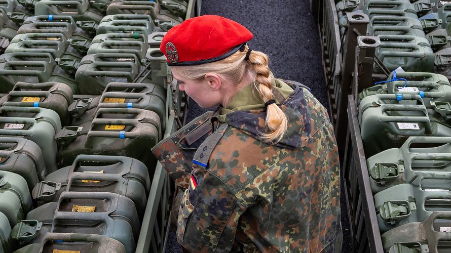 Die korrekte Anrede für diese Soldatin wird weiterhin "Frau Oberleutnant" lauten. Die gegenderten Dienstgrade wird es zumindest in absehbarer Zeit nicht geben. Foto: picture alliance/dpa | Mohssen Assanimoghaddam