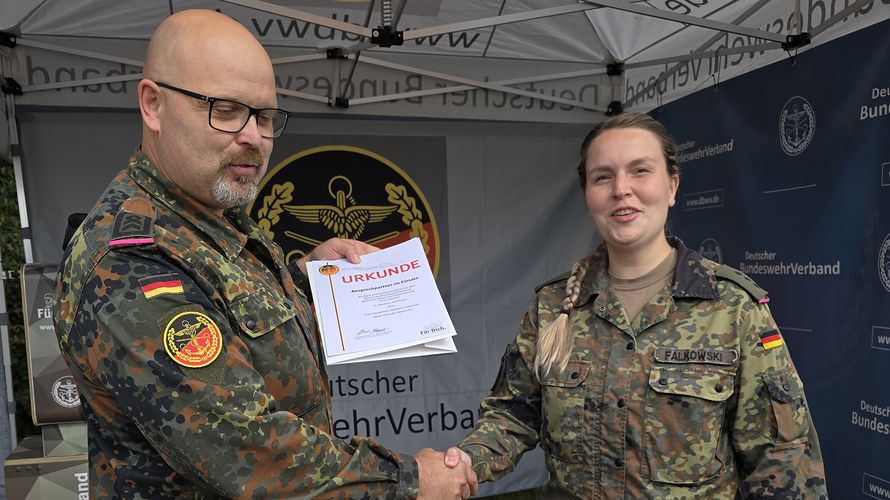Der Kameradschaftsvorsitzende Peter Kretschmann zeichnet Natalie Falkowski aus. Foto: LV Nord