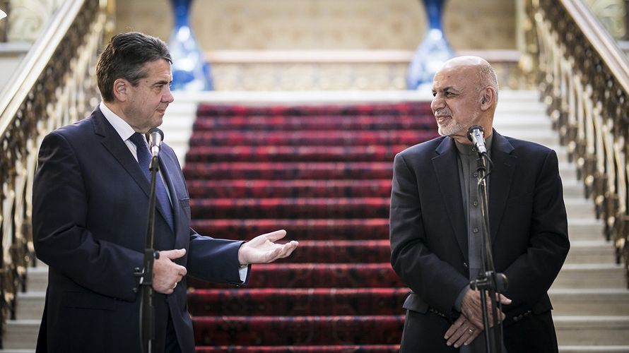 Außenminister Sigmar Gabriel (l., SPD), und der Präsident von Afghanistan, Aschraf Ghani, sprechen in Kabul gemeinsam zur Presse Foto: dpa