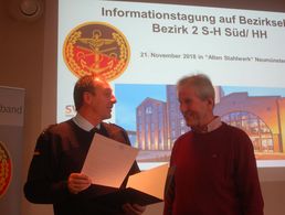 Sommer (l.) zeichnete Stabsbootsmann a.D. Jürgen Rahlfs für 50 Jahre Treue zum Verband aus Foto: DBwV