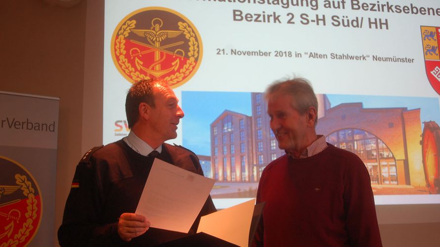 Sommer (l.) zeichnete Stabsbootsmann a.D. Jürgen Rahlfs für 50 Jahre Treue zum Verband aus Foto: DBwV