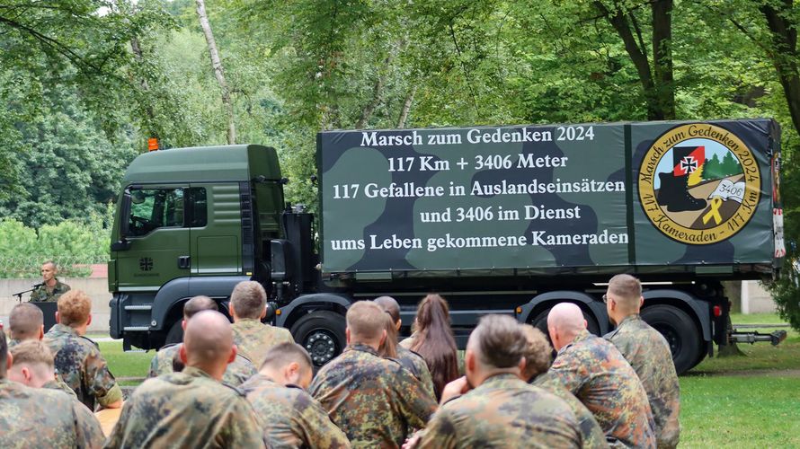 Knapp 140 Soldatinnen und Soldaten beteiligen sich am diesjährigen Marsch zum Gedenken. Zum Auftakt trafen sich die Teilnehmerinnen und Teilnehmer in der Julius-Leber-Kaserne. Foto: Melanie Schreiber 