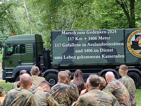 Knapp 140 Soldatinnen und Soldaten beteiligen sich am diesjährigen Marsch zum Gedenken. Zum Auftakt trafen sich die Teilnehmerinnen und Teilnehmer in der Julius-Leber-Kaserne. Foto: Melanie Schreiber 