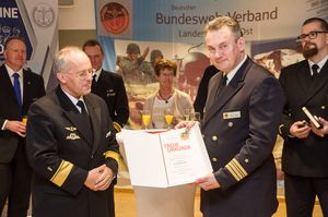Fregattenkapitän Marco Thiele (r.) dankt  Admiralarzt Dr. Apel für 40 Jahre Mitgliedschaft im DBwV Foto: PIZ Marine/Kröncke