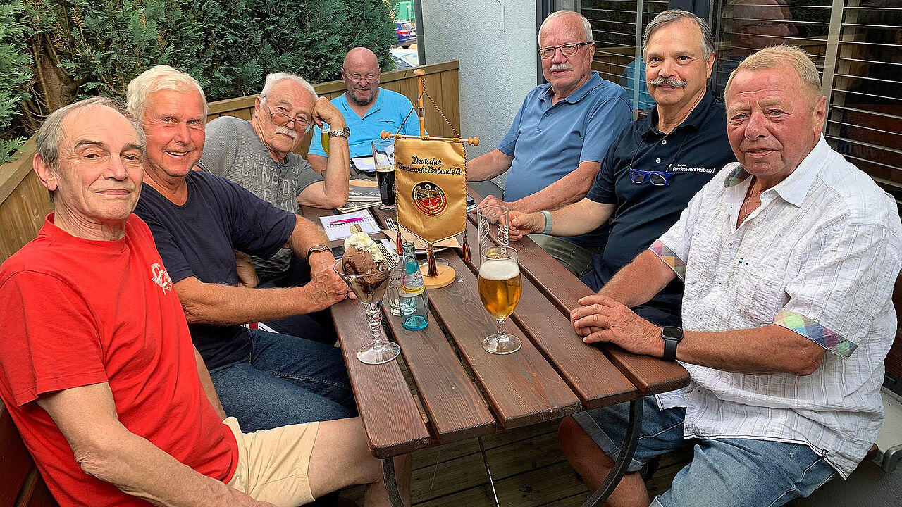 Neben der Vorbereitung der Veranstaltungen im zweiten Halbjahr 2025 blieb bei der Vorstandssitzung der KERH Marienberg auch Zeit für den kameradschaftliche Austausch (v.l.n.r. Major a. D. Klaus Hörold, Oberstleutnant a. D. Günter Jehmlich, Major a. D. Claus Töpfer, Hauptfeldwebel a. D. Günter Richter, Major a. D. Werner Heyne, Hauptmann a. D. Steffen Braun und Stabsfeldwebel a. D. Iwan Steer). Foto: Vorstandssitzung KERH Marienberg