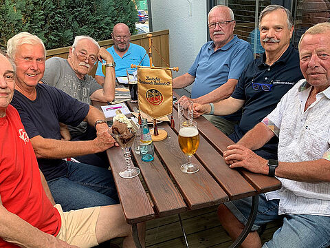 Neben der Vorbereitung der Veranstaltungen im zweiten Halbjahr 2025 blieb bei der Vorstandssitzung der KERH Marienberg auch Zeit für den kameradschaftliche Austausch (v.l.n.r. Major a. D. Klaus Hörold, Oberstleutnant a. D. Günter Jehmlich, Major a. D. Claus Töpfer, Hauptfeldwebel a. D. Günter Richter, Major a. D. Werner Heyne, Hauptmann a. D. Steffen Braun und Stabsfeldwebel a. D. Iwan Steer). Foto: Vorstandssitzung KERH Marienberg