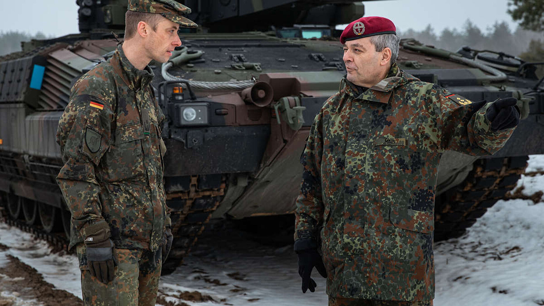 Der Inspekteur des Heeres, Generalleutnant Alfons Mais (r.), bespricht mit dem Kommandeur des Panzergrenadierbataillons 112 aus Regen die Verbesserungen des optimierten Schützenpanzers Puma VJTF. Foto: Bundeswehr/Maximilian Schulz