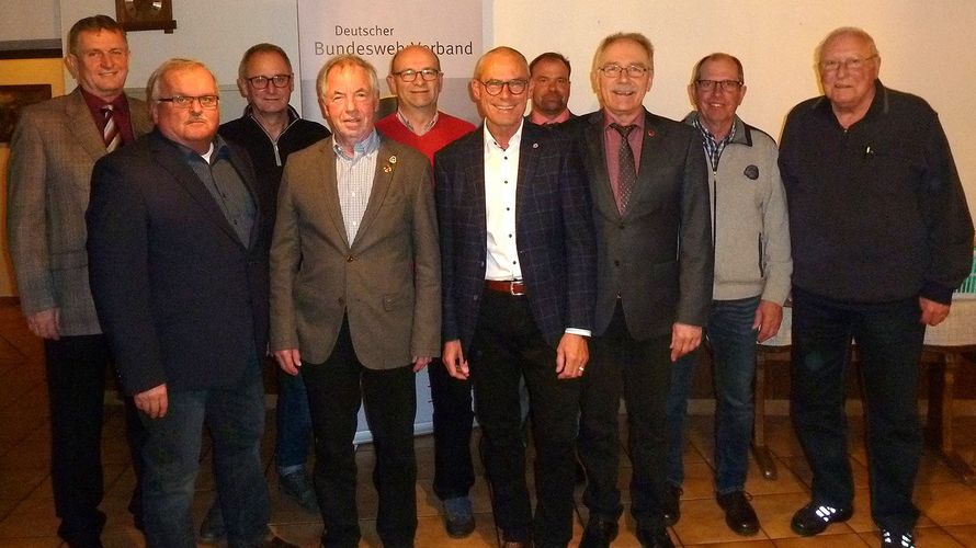 Der neue Vorsitzende Armin Rother (6.v.l.) mit Mitgliedern des neuen Vorstands, geehrten Mitgliedern und Gästen. Foto: Heinrich Väth