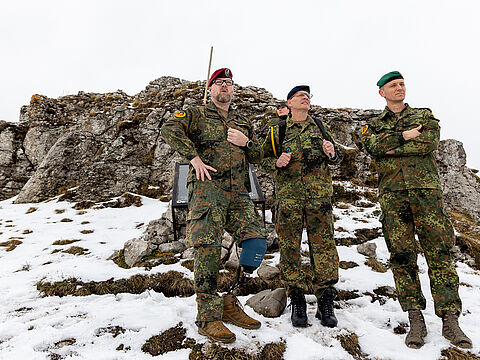 Stabsfeldwebel Jens Ruths (v.l.n.r.), Oberstabsfeldwebel Frank Schmitt und Oberstleutnant i.G. Marcel Bohnert auf dem Gipfel des Pashtrik an der Grenze vom Kosovo zu Albanien, nur wenige Meter von der Stelle entfernt, an der vor 26 Jahren das Minenunglück geschah. Foto: DBwV/Yann Bombeke