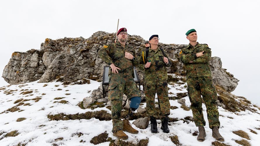 Stabsfeldwebel Jens Ruths (v.l.n.r.), Oberstabsfeldwebel Frank Schmitt und Oberstleutnant i.G. Marcel Bohnert auf dem Gipfel des Pashtrik an der Grenze vom Kosovo zu Albanien, nur wenige Meter von der Stelle entfernt, an der vor 26 Jahren das Minenunglück geschah. Foto: DBwV/Yann Bombeke