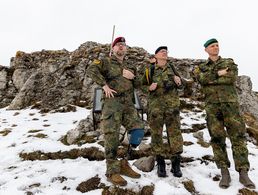 Stabsfeldwebel Jens Ruths (v.l.n.r.), Oberstabsfeldwebel Frank Schmitt und Oberstleutnant i.G. Marcel Bohnert auf dem Gipfel des Pashtrik an der Grenze vom Kosovo zu Albanien, nur wenige Meter von der Stelle entfernt, an der vor 26 Jahren das Minenunglück geschah. Foto: DBwV/Yann Bombeke