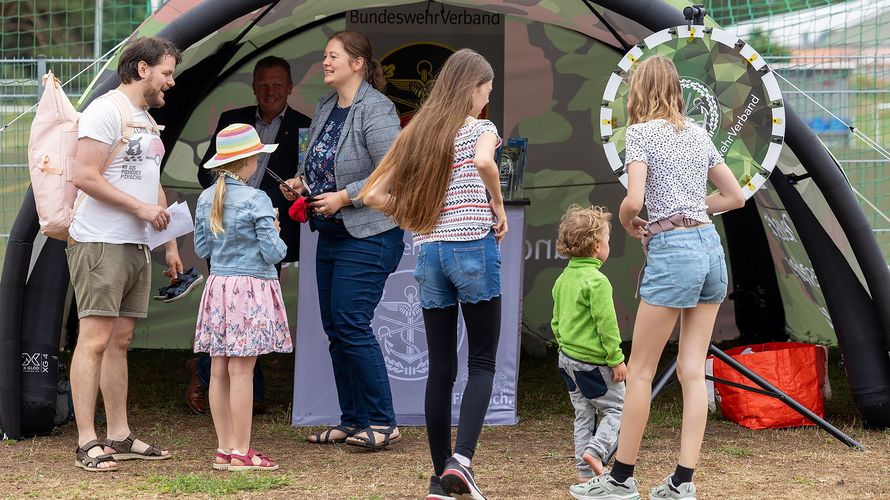 Spaß für Jung und Alt am Glücksrad des DBwV beim Familientag der KERH Strausberg. Foto: DBwV/Yann Bombeke