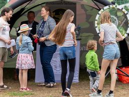 Spaß für Jung und Alt am Glücksrad des DBwV beim Familientag der KERH Strausberg. Foto: DBwV/Yann Bombeke