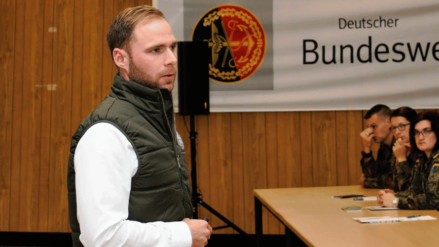 Daniel Grabmann, hier bei einer seiner früheren Unterrichtungen vor Soldaten, stellte via Videokonferenz Rekruten der AusbKp den DBwV vor. Foto: DBwV/Ingo Kaminsky