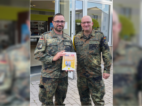 Oberstabsfeldwebel Marko Girndt (r.) dankte Stabsfeldwebel Alexander Alt bei der Vorstandssitzung mit der Auszeichnung des Landesvorsitzenden. Foto: Christian Schleicher