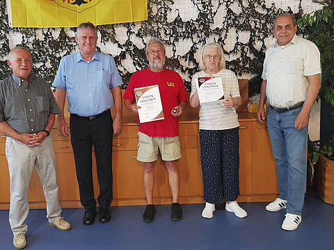 KERH-Vorsitzender Heinz Simon (von links) und Landesvorsitzender ERH Bernhard Hauber zeichneten Obergefreiten d.R. Ulrich Naczke und Barbara Olbrischewski mit Verdienstnadeln des DBwV aus, hier mit Bezirksvorsitzendem Matthias Schneider. Fotos: Heinz Simon